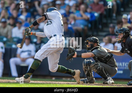 Milwaukee, USA. 27. Mai 2017. Der Ball wird erfasst, wie es die Fledermaus aus Milwaukee Brewers Center Fielder Keon Broxton # 23Die Hauptliga-Baseball-Spiel zwischen den Milwaukee Brewers und die Arizona Diamondbacks im Miller Park in Milwaukee, Wisconsin trifft. John Fisher/CSM/Alamy Live-Nachrichten Stockfoto