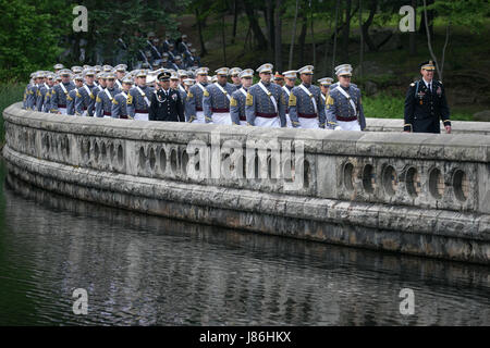 New York, USA. 27. Mai 2017. Mitglieder der US Military Academy Class von 2017 März über Lusk Stausee für Akademische Abschlussfeiern 27. Mai 2017 in West Point, New York eintreffen. Neun hundert sechsunddreißig jüngstere Söhne erhielten ihre Diplome während der Zeremonie. Bildnachweis: Planetpix/Alamy Live-Nachrichten Stockfoto