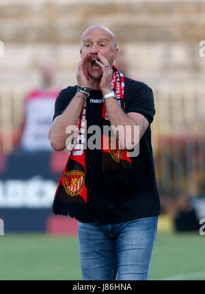 Budapest, Ungarn. 27. Mai 2017. Trainer Marco Rossi von Budapest Honved beauftragt, dass sein Team während der ungarische OTP Bank Liga zwischen Budapest Honved und Videoton FC Bozsik Stadium am 27. Mai 2017 in Budapest, Ungarn übereinstimmen. Bildnachweis: Laszlo Szirtesi/Alamy Live-Nachrichten Stockfoto