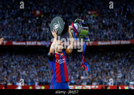 Madrid, Spanien. 27. Mai 2017. Andres Iniesta (FC Barcelona) feiert den Sieg seines Teams mit der Trophee während des Fußballspiels der Final des spanischen Königs Cup zwischen dem FC Barcelona und Deportivo Alaves in der Nähe von Calderon Stadion am 27. Mai 2017 in Madrid, Spanien. Bildnachweis: David Gato/Alamy Live-Nachrichten Stockfoto