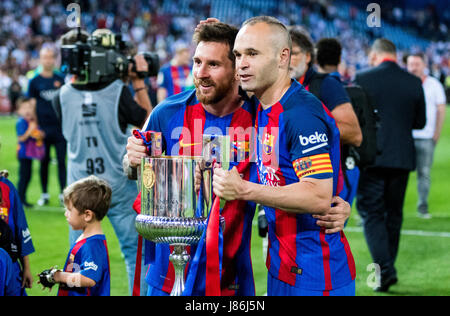 Madrid, Spanien. 27. Mai 2017. Leo Messi (FC Barcelona) und Andres Iniesta feiert den Sieg seines Teams mit der Trophee während des Fußballspiels der Final des spanischen Königs Cup zwischen dem FC Barcelona und Deportivo Alaves in der Nähe von Calderon Stadion am 27. Mai 2017 in Madrid, Spanien. Bildnachweis: David Gato/Alamy Live-Nachrichten Stockfoto