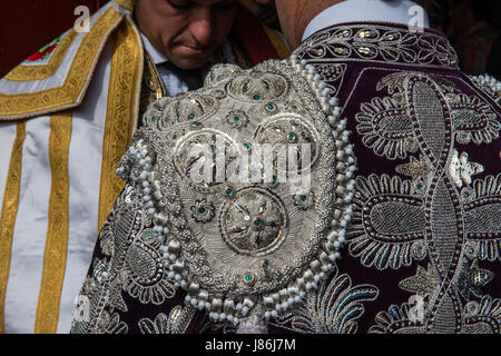 Caceres, Spanien. 27. Mai 2017. Stierkämpfer machen Sie sich bereit für den Stierkampf als Bestandteil der Messe San Fernando in der Stierkampfarena in Cáceres, Spanien Kredit gefeiert: Esteban Martinena Guerrero/Alamy Live News Stockfoto