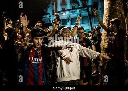 27. Mai 2017 - Fans des FC Barcelona Gesang Parolen am Canaletes Brunnen an den Ramblas, Titel der traditionelle Ort, um ihre Trophäen zu feiern, wie sie die 29. Copa del Rey feiern nach dem Spiel gegen Alabes im Finale mit 3:1. Bildnachweis: Matthias Oesterle/ZUMA Draht/Alamy Live-Nachrichten Stockfoto