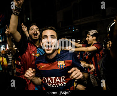 28. Mai 2017 - Fans des FC Barcelona Gesang Parolen am Canaletes Brunnen an den Ramblas, Titel der traditionelle Ort, um ihre Trophäen zu feiern, wie sie die 29. Copa del Rey feiern nach dem Spiel gegen Alabes im Finale mit 3:1. Bildnachweis: Matthias Oesterle/ZUMA Draht/Alamy Live-Nachrichten Stockfoto