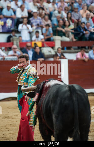 Caceres, Spanien. 27. Mai 2017. Spanischer Stierkämpfer Antonio Ferrera tötet seinen zweiten Stier des Abends während der Messe San Fernando in der Stierkampfarena in Cáceres, Spanien Kredit: Esteban Martinena Guerrero/Alamy Live News Stockfoto