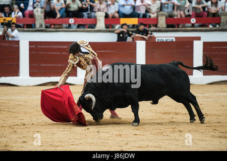 Caceres, Spanien. 27. Mai 2017. Peruanische Stierkämpfer Roca Rey kämpft seinen zweiten Stier bei einem Stierkampf im Rahmen der Messe San Fernando in der Stierkampfarena in Cáceres, Spanien Kredit: Esteban Martinena Guerrero/Alamy Live News Stockfoto