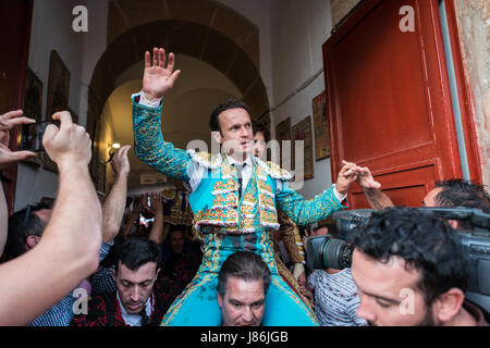 Caceres, Spanien. 27. Mai 2017. Spanischer Stierkämpfer Antonio Ferrera erfolgt auf den Schultern der Stierkampf-Fans während der Messe San Fernando in der Stierkampfarena in Cáceres, Spanien. Bildnachweis: Esteban Martinena Guerrero/Alamy Live-Nachrichten Stockfoto