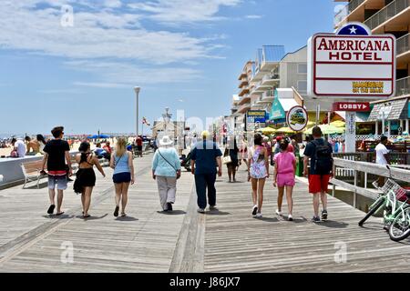 Ocean City, Maryland. 27. Mai 2017. Touristen und Urlauber, die hinunter die Promenade in Ocean City Memorial Day Wochenende. Photo Credit: Jeramey Lende/Alamy Live-Nachrichten Stockfoto