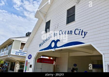 Ocean City, Maryland. 27. Mai 2017. Touristen und Urlauber, die hinunter die Promenade in Ocean City Memorial Day Wochenende. Photo Credit: Jeramey Lende/Alamy Live-Nachrichten Stockfoto