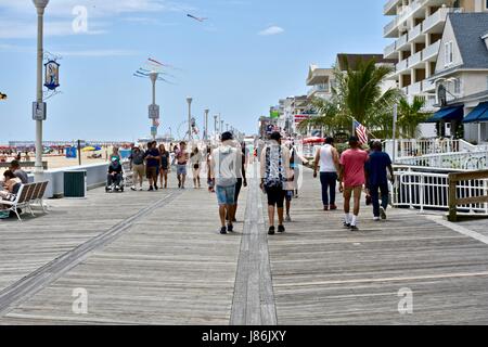 Ocean City, Maryland. 27. Mai 2017. Touristen und Urlauber, die hinunter die Promenade in Ocean City Memorial Day Wochenende. Photo Credit: Jeramey Lende/Alamy Live-Nachrichten Stockfoto