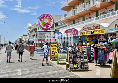 Ocean City, Maryland. 27. Mai 2017. Touristen und Urlauber, die hinunter die Promenade in Ocean City Memorial Day Wochenende. Photo Credit: Jeramey Lende/Alamy Live-Nachrichten Stockfoto