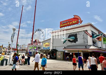 Ocean City, Maryland. 27. Mai 2017. Touristen und Urlauber, die hinunter die Promenade in Ocean City Memorial Day Wochenende. Photo Credit: Jeramey Lende/Alamy Live-Nachrichten Stockfoto