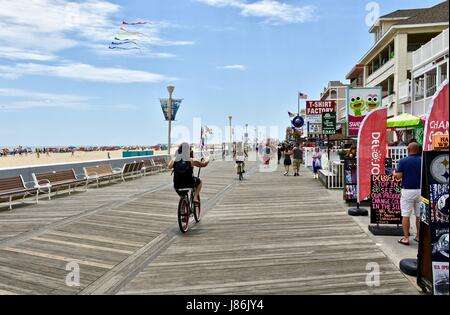 Ocean City, Maryland. 27. Mai 2017. Touristen und Urlauber, die hinunter die Promenade in Ocean City Memorial Day Wochenende. Photo Credit: Jeramey Lende/Alamy Live-Nachrichten Stockfoto