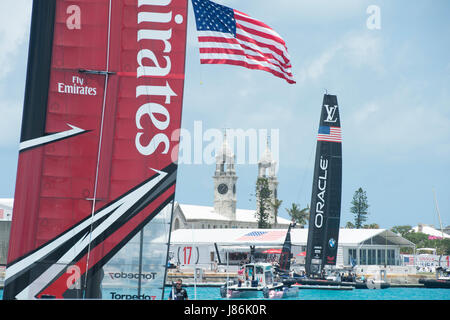 Bermuda. 27 Mai, 2017. Emirates Team New Zealand und Oracle Team USA Yachten gestartet und für den ersten Tag des 35. America's Cup Challenger Serie bereit. Bermuda. 27/05/2017 Credit: Chris Cameron/Alamy leben Nachrichten Stockfoto