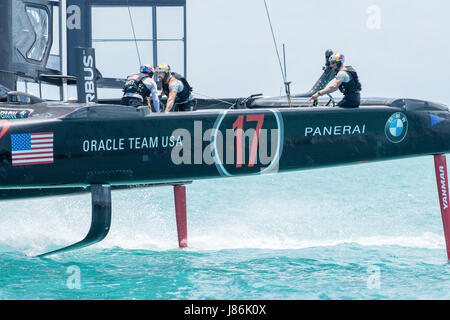 Bermuda. 27 Mai, 2017. Oracle Team USA Matches gegen Groupama Team Frankreich im ersten Rennen des 35. America's Cup Challenger Serie. Bermuda. 27/05/2017 Credit: Chris Cameron/Alamy leben Nachrichten Stockfoto