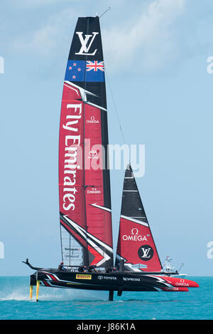 Bermuda. 27 Mai, 2017. Emirates Team New Zealand Matches gegen Groupama Team Frankreich für Rennen 3 am ersten Tag des 35. America's Cup Challenger Serie. Bermuda. 27/05/2017 Credit: Chris Cameron/Alamy leben Nachrichten Stockfoto