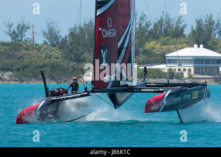 Bermuda. 27 Mai, 2017. Emirates Team New Zealand Matches gegen Groupama Team Frankreich für Rennen 3 am ersten Tag des 35. America's Cup Challenger Serie. Bermuda. 27/05/2017 Credit: Chris Cameron/Alamy leben Nachrichten Stockfoto