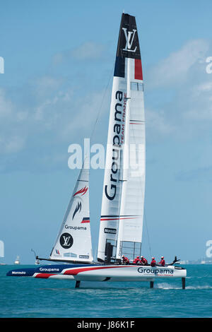 Bermuda. 27 Mai, 2017. Groupama Team Frankreich Matches gegen Emirates Team New Zealand für Rennen 3 am ersten Tag des 35. America's Cup Challenger Serie. Bermuda. 27/05/2017 Credit: Chris Cameron/Alamy leben Nachrichten Stockfoto