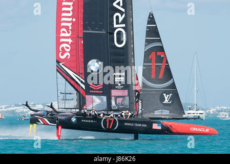 Bermuda. 27 Mai, 2017. Emirates Team New Zealand Matches gegen Oracle Team USA im fünften Rennen des 35. America's Cup Challenger Serie. Bermuda. 27/05/2017 Credit: Chris Cameron/Alamy leben Nachrichten Stockfoto