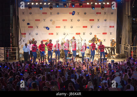 Bermuda. 27 Mai, 2017. Groupama Team Frankreich auf der Bühne des 35. America's Cup Eröffnungsfeier auf dem America's Cup Village in Bermuda. 27/05/2017 Credit: Chris Cameron/Alamy leben Nachrichten Stockfoto