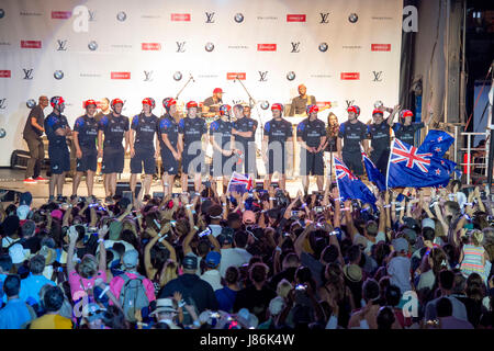 Bermuda. 27 Mai, 2017. Emirates Team New Zealand auf der Bühne des 35. America's Cup Eröffnungsfeier auf dem America's Cup Village in Bermuda. 27/05/2017 Credit: Chris Cameron/Alamy leben Nachrichten Stockfoto