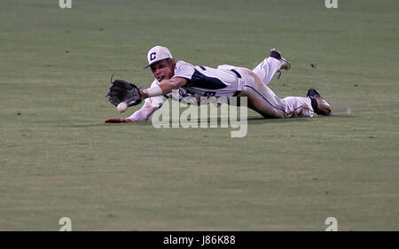 Fort Myers, Florida, USA. 27. Mai 2017. MONICA HERNDON | Times.Eric Kennedy (33) von Calvary Christian, besiegte Tauchgänge für eine erfolglose Fang während der vierten Inning der FHSAA Klasse 4A Baseball Meisterschaft gegen katholische Pensacola auf Samstag, 27. Mai 2017 Hammond Stadium in Fort Myers, Florida Kalvarienberg Pensacola katholische 11 zu 1. Bildnachweis: Monica Herndon/Tampa Bay Times / ZUMA Draht/Alamy Live News Stockfoto