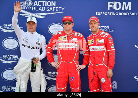 Monaco, Ferrari-Fahrer Kimi Räikkönen von Finnland und deutschen Fahrer Sebastian Vettel Pose nach der Qualifikation-Session der Formel 1 Monaco Grand Prix in Monaco. 27. Mai 2017. (L, R) Mercedes-Pilot Valtteri Bottas Finnlands, Ferrari-Fahrer Kimi Räikkönen von Finnland und deutschen Fahrer Sebastian Vettel stellen nach der Qualifikation Session Formel 1 Monaco Grand Prix in Monaco, am 27. Mai 2017. Bildnachweis: Michael Alesi/Xinhua/Alamy Live-Nachrichten Stockfoto