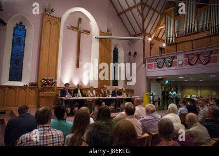 Maidenhead, UK. 27. Mai 2017. Premierminister Theresa May und Kandidaten aus den vier großen Parteien Pflichtveranstaltung ein Versammlungen für den Maidenhead Wahlkreis für den bevorstehenden Parlamentswahlen in der High Street Methodist Church (l-R): Pat McDonald (Labour), Tony Hill (Liberal Democrats), Gerard Batten (UKIP), Derek Wall (die grünen). Bildnachweis: Mark Kerrison/Alamy Live-Nachrichten Stockfoto