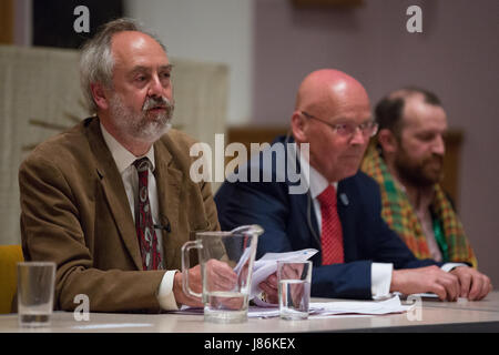 Maidenhead, UK. 27. Mai 2017. Host Rabbiner Dr. Jonathan Romain schließt eine ständige Veranstaltung für den bevorstehenden Parlamentswahlen in der High Street Methodist Church. Bildnachweis: Mark Kerrison/Alamy Live-Nachrichten Stockfoto