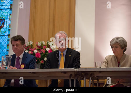 Maidenhead, UK. 27. Mai 2017. Tony Hill, Liberal Democrat Kandidat für den Wahlkreis Maidenhead beantwortet eine Frage bei einer Veranstaltung von Versammlungen für den bevorstehenden Parlamentswahlen in der High Street Methodist Church. Bildnachweis: Mark Kerrison/Alamy Live-Nachrichten Stockfoto