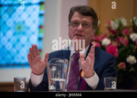 Maidenhead, UK. 27. Mai 2017. Gerard Batten, UKIP Kandidat für den Wahlkreis Maidenhead beantwortet eine Frage bei einer Veranstaltung von Versammlungen für den bevorstehenden Parlamentswahlen in der High Street Methodist Church. Bildnachweis: Mark Kerrison/Alamy Live-Nachrichten Stockfoto