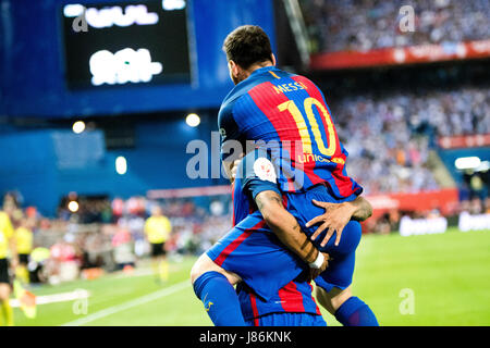 Madrid, Spanien. 27. Mai 2017. Leo Messi (FC Barcelona) feiert sein erste Tor mit seinen Teamkollegen während des Fußballspiels der Final des spanischen Königs Cup zwischen dem FC Barcelona und Deportivo Alaves in der Nähe von Calderon Stadion am 27. Mai 2017 in Madrid, Spanien. © David Gato/Alamy Live-Nachrichten Stockfoto