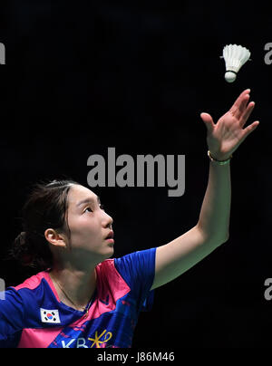 Gold Coast, Australien. 28. Mai 2017. Südkoreas Sung Ji Hyun dient während der Frauen-Einzel-Match gegen Chinas er Bingjiao beim Finale zwischen China und Südkorea auf insgesamt BWF Sudirman Cup 2017 in Gold Coast, Australien, 28. Mai 2017. Sung, dass Ji Hyun 2: 0 gewann. Bildnachweis: Lui Siu Wai/Xinhua/Alamy Live-Nachrichten Stockfoto