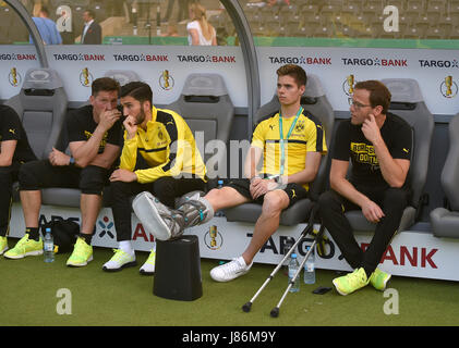 27.05.2017, Fussball DFB-Pokal 2016/17, Finale Im Olympiastadion in Berlin, Eintracht Frankfurt - Borussia Dortmund, Julian Weigl (Dortmund) Mit Krücken, Foto: Cronos/MIS Stockfoto