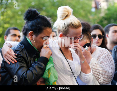 Peking, China. 23. Mai 2017. Menschen besuchen eine Candlelight Vigil um die Opfer des Manchester-Terror-Anschlag am Albert Square in Manchester, England am 23. Mai 2017 zu trauern. Bildnachweis: Han Yan/Xinhua/Alamy Live-Nachrichten Stockfoto