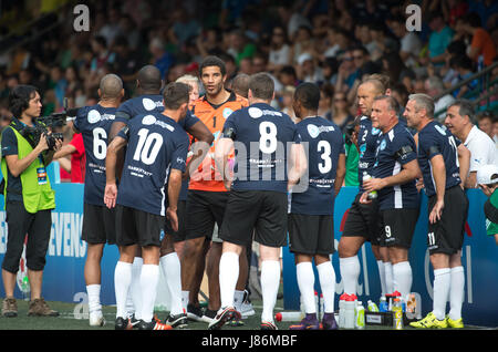 Hong Kong, China. 27. Mai 2017. David James von der PlayonPros spricht mit seinem Team in der Halbzeitpause in ihrem Spiel gegen KCC-Veteranen. 2017 Hong Kong Soccer Sevens an der Hong Kong Football Club Causeway Bay. Bildnachweis: Jayne Russell/Alamy Live-Nachrichten Stockfoto