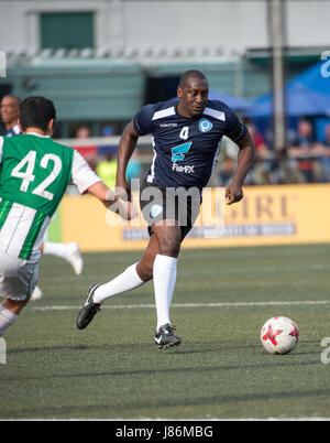 Hong Kong, China. 27. Mai 2017. Emile Heskey jagt den Ball. PlayonPros Vs KCC-Veteranen. 2017 Hong Kong Soccer Sevens an der Hong Kong Football Club Causeway Bay. Bildnachweis: Jayne Russell/Alamy Live-Nachrichten Stockfoto