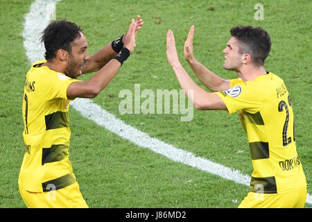 Berlin, Deutschland. 27. Mai 2017. Dortmunder Pierre-Emerick Aubameyang (L) feiert seinen 1-2-Elfmetertor mit Teamkollege Christian Pulisic während der deutsche DFB-Pokal Finale Fußball match zwischen Eintracht Frankfurt und Borussia Dortmund im Olympiastadion in Berlin, Deutschland, 27. Mai 2017. Foto: Arne Dedert/Dpa/Alamy Live-Nachrichten Stockfoto