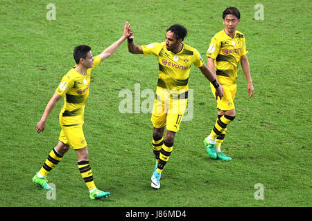 Berlin, Deutschland. 27. Mai 2017. Dortmunder Pierre-Emerick Aubameyang (C) feiert seine 1-2 Elfmetertor mit Teamkollegen Christian Pulisic (L) und Shinji Kagawa während der deutsche DFB-Pokal Finale Fußball zwischen Eintracht Frankfurt und Borussia Dortmund im Olympiastadion in Berlin, Deutschland, 27. Mai 2017 übereinstimmen. Foto: Arne Dedert/Dpa/Alamy Live-Nachrichten Stockfoto