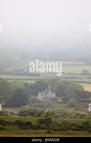 Flintshire, Wales, UK. 28. Mai 2017. Großbritannien Wetter, kühl und neblig Start in den Tag und die Woche mit Duschen erwartet wieder späteren heute. Ein nebliger grauer Morgen in Flintshire nahe Dorf von Rhesus-y-Cae, Flintshire, Wales Credit: DGDImages/Alamy Live News Stockfoto