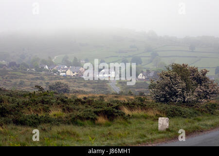 Flintshire, Wales, UK. 28. Mai 2017. Großbritannien Wetter, kühl und neblig Start in den Tag und die Woche mit Duschen erwartet wieder späteren heute. Ein nebliger grauer Morgen in Flintshire nahe Dorf von Rhesus-y-Cae, Flintshire, Wales Credit: DGDImages/Alamy Live News Stockfoto