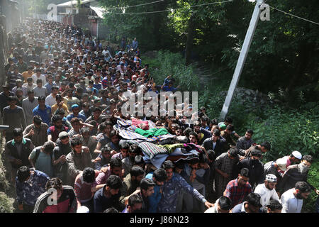 Srinagar, Kaschmir Indien kontrollierten. 28. Mai 2017. Menschen tragen den Körper des Sabzar Ahmad Bhat, eine militante Kommandant von Hizbul Mujahideen (HM), während seiner Beerdigung im Dorf Rathsuna-Tral, etwa 40km südlich von Srinagar, Sommer in der Hauptstadt von Indien kontrollierten Kaschmir, 28. Mai 2017. Ein Zivilist und acht Kämpfern, Oberbefehlshaber der militanten Outfit Hizbul Mujahideen (HM), einschließlich Samstag bei Schießereien in Indien kontrollierten Kaschmir getötet wurden, teilte die Polizei mit. Bildnachweis: Javed Dar/Xinhua/Alamy Live-Nachrichten Stockfoto