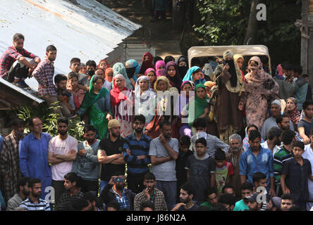 Srinagar, Kaschmir Indien kontrollierten. 28. Mai 2017. Menschen besuchen die Beerdigung von Sabzar Ahmad Bhat, militant Commander Hizbul Mujahideen (HM) im Dorf Rathsuna-Tral, etwa 40km südlich von Srinagar, Sommer in der Hauptstadt von Indien kontrollierten Kaschmir, 28. Mai 2017. Ein Zivilist und acht Kämpfern, Oberbefehlshaber der militanten Outfit Hizbul Mujahideen (HM), einschließlich Samstag bei Schießereien in Indien kontrollierten Kaschmir getötet wurden, teilte die Polizei mit. Bildnachweis: Javed Dar/Xinhua/Alamy Live-Nachrichten Stockfoto