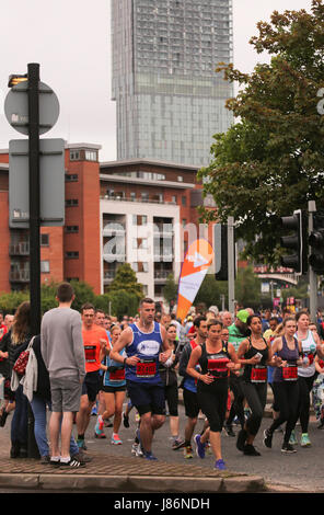 Manchester, Großbritannien. 28.. Mai 2017. Die Läufer beim Halbmarathon im Great Manchester laufen am Ende von Deansgate Manchester. Hinten der Beetham Tower. Bildquelle: GARY ROBERTS/Alamy Live News Stockfoto