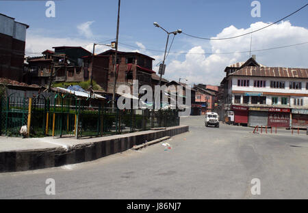 Srinagar, Kaschmir. 28. Mai 2017. Indische Polizei Fahrzeug Patrouillen verlassenen Straßen während Regierungstruppen haben strenge Ausgangssperre in vielen Teilen von Kaschmir durchgesetzt. Ein Zivilist wurde getötet und Dutzende weitere wurden verletzt, als massive Anti-Indien Proteste und Auseinandersetzungen folgten die Morde in Kaschmir am Samstag. Acht Kämpfer wurden von Sicherheitskräften erschossen. Bildnachweis: Sofi Suhail/Alamy Live-Nachrichten Stockfoto