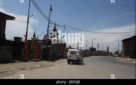 Srinagar, Kaschmir. 28. Mai 2017. Indische Polizei Fahrzeug Patrouillen verlassenen Straßen während Regierungstruppen haben strenge Ausgangssperre in vielen Teilen von Kaschmir durchgesetzt. Ein Zivilist wurde getötet und Dutzende weitere wurden verletzt, als massive Anti-Indien Proteste und Auseinandersetzungen folgten die Morde in Kaschmir am Samstag. Acht Kämpfer wurden von Sicherheitskräften erschossen. Bildnachweis: Sofi Suhail/Alamy Live-Nachrichten Stockfoto