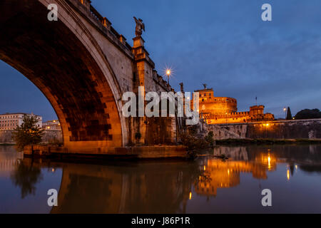 Burg der Heiligen Engel und heiligen Engel Brücke über den Tiber in Rom in der Morgendämmerung, Italien Stockfoto