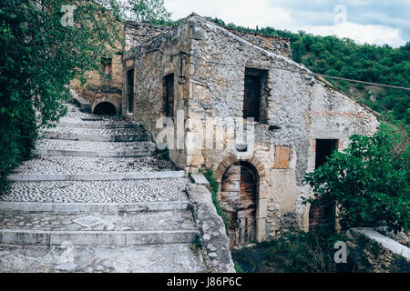 Eine kleine, teilweise verlassene Stadt in den Bergen der Abruzzen, Italien Stockfoto