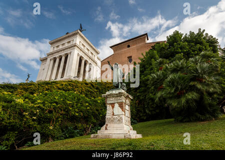 Statue von Cola di Rienzo und Santa Maria in Aracoeli Basilika am Kapitol, Rom, Italien Stockfoto