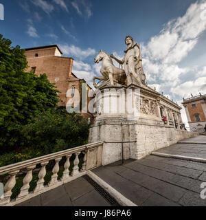 Statue von Castor an der Cordonata-Treppe an der Piazza del Campidoglio Platz am Kapitol, Rom, Italien Stockfoto